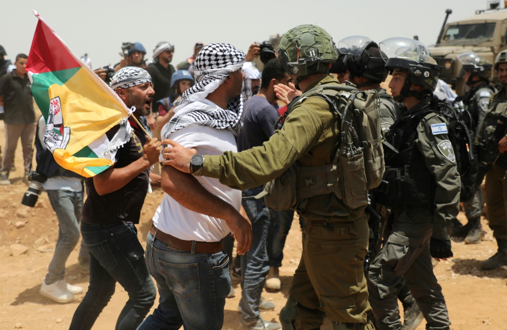 متظاهرون فلسطينيون يواجهون جنودًا إسرائيليين في 17 يونيو 2022 في منطقة مسافر يطا بالضفة الغربية المحتلة والتي كانت محور معركة قانونية مطولة (ا ف ب)