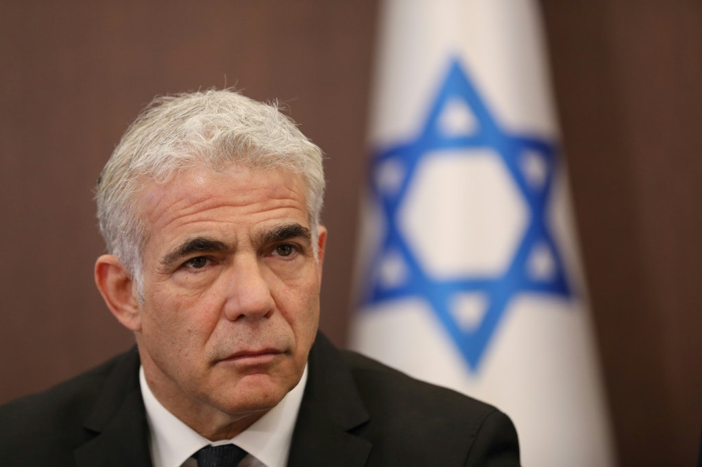   من المقرر أن يتولى وزير الخارجية الإسرائيلي يائير لابيد منصب رئيس الوزراء في حكومة تصريف الأعمال (أ ف ب)