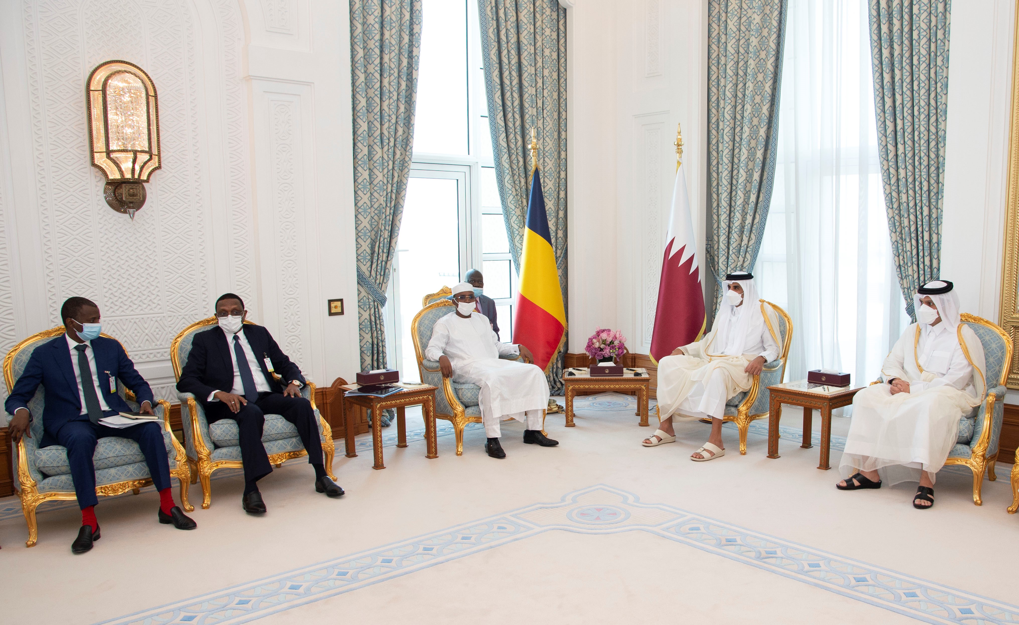 على اليمين الأمير تميم بن حمد آل ثاني وعلى اليسار رئيس المجلس العسكري الانتقالي في تشاد محمد إدريس (الديوان الأميري القطري)