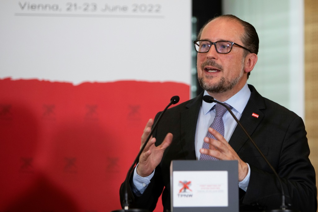 وزير الشؤون الأوروبية والدولية النمساوي ألكسندر شالنبرغ خلال مؤتمر صحافي قبل بدء اجتماع الدول الأطراف في معاهدة حظر الأسلحة النووية (TPNW) في فيينا في 21 حزيران/يونيو 2022 (ا ف ب)