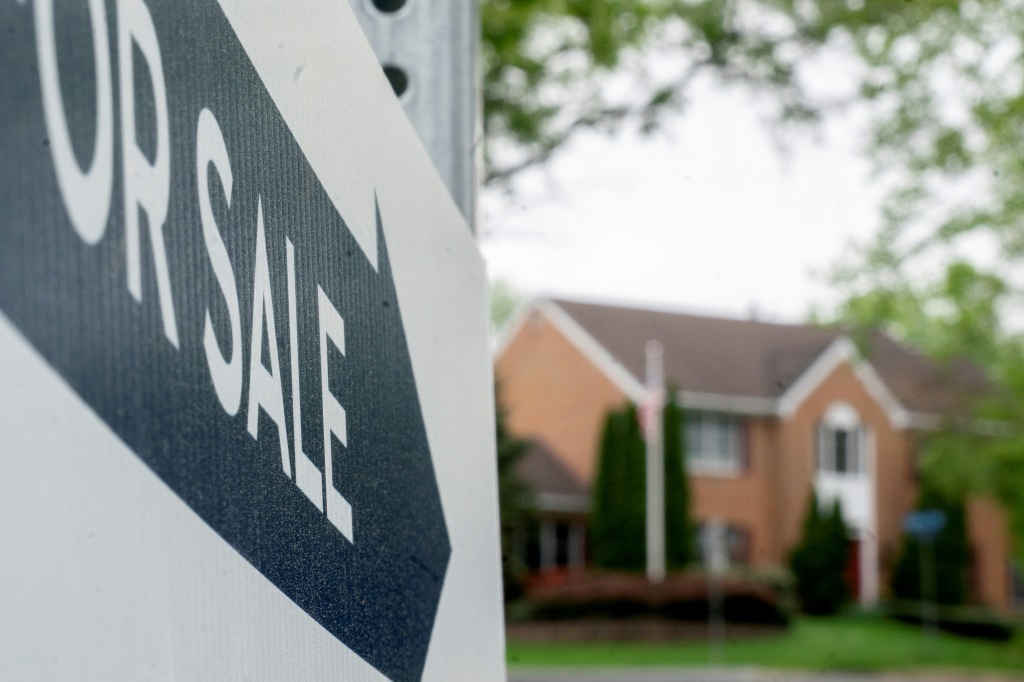 ارتفعت معدلات الرهن العقاري في الولايات المتحدة ، مما أدى إلى انخفاض مبيعات المنازل (ا ف ب)