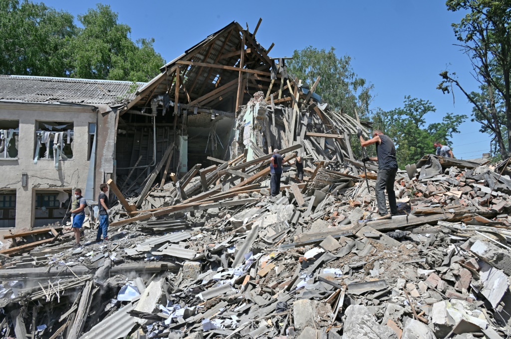 مبنى مدمّر في ليوبوتين في منطقة خاركيف في شرق أوكرانيا في 20 حزيران/يونيو بعد سقوط صاروخ روسي (ا ف ب)