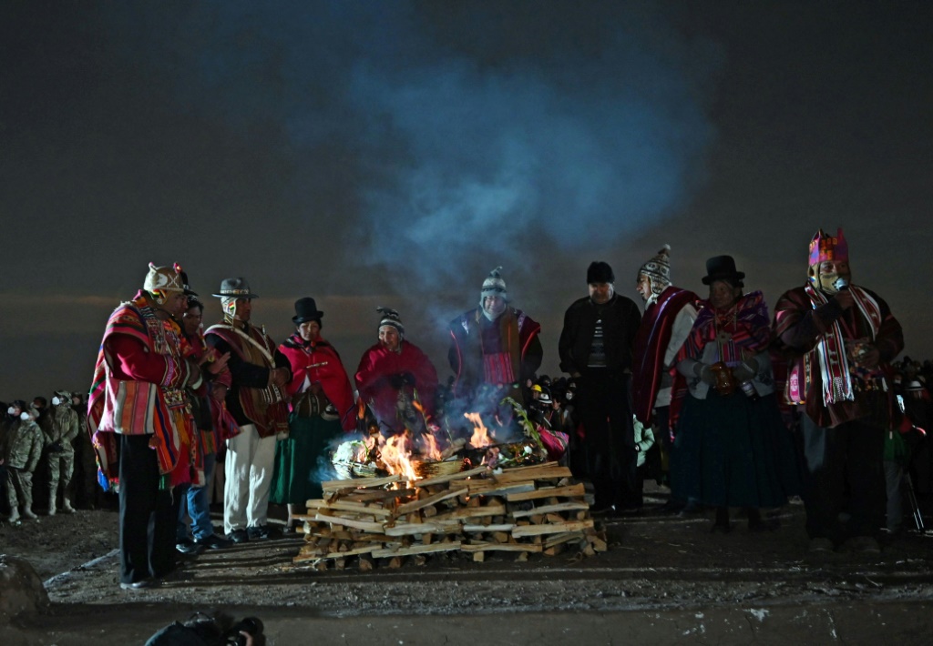  رجال الدين تابعون لجماعة أيمارا يقيمون محرقة ويقدمونها كقرابين لـ"باشاماما" (الارض الام) خلال الاحتفالات بالسنة الجديدة في تيواناكو البوليفية في 21 حزيران/يونيو 2022 (ا ف ب)