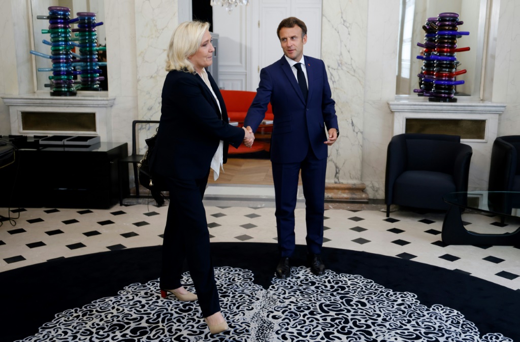 الرئيس الفرنسي ايمانويل ماكرون بعد محادثاته مع زعيمة اليمين المتطرف مارين لوبن في قصر الاليزيه في باريس في 21 حزيران/يونيو 2022 (ا ف ب)