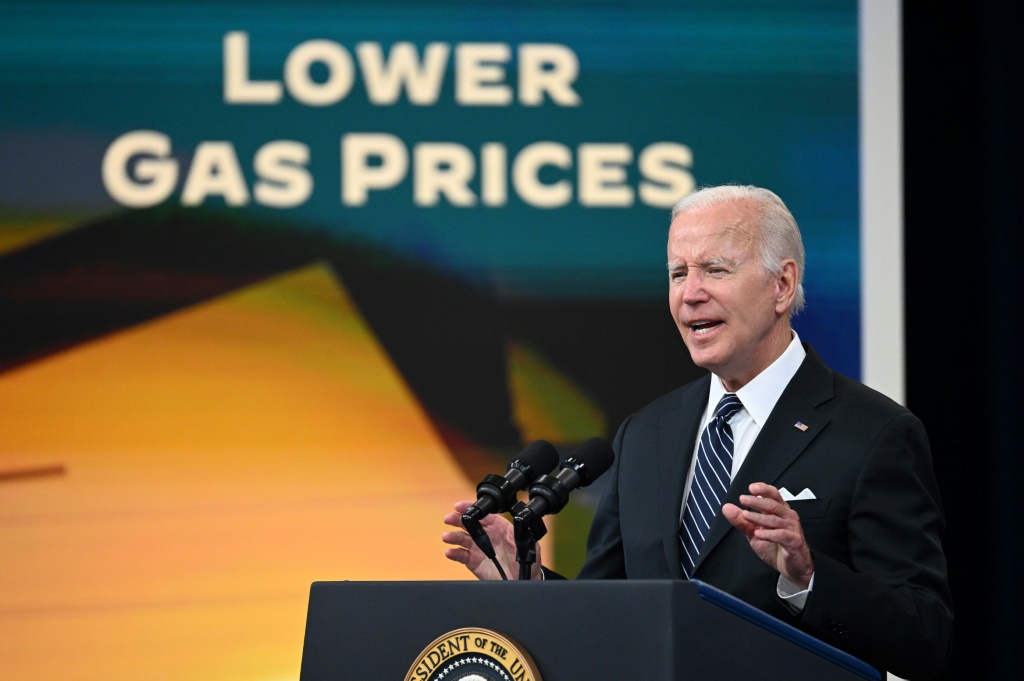 الرئيس الأميركي جو بايدن في 22 حزيران/يونيو 2022 في البيت الأبيض أثناء اعلان خطته لتعليق ضريبة فدرالية على الغاز مؤقتا (ا ف ب)