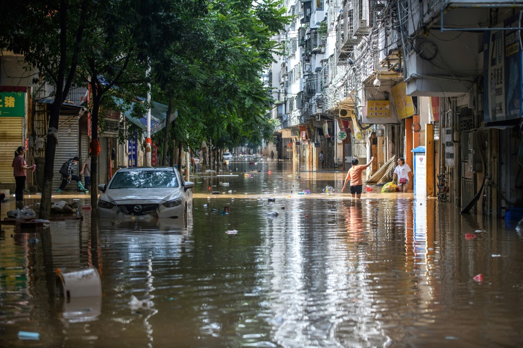 تعرض جنوب الصين لأمطار غزيرة في الأسابيع الأخيرة، مما تسبب في فيضانات في العديد من المناطق بما في ذلك مدينة شاوغوان (ا ف ب)
