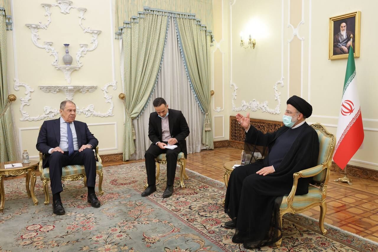 الرئيس الإيراني إبراهيم رئيسي، وزير الخارجية الروسي سيرجي لافروف (ارنا)