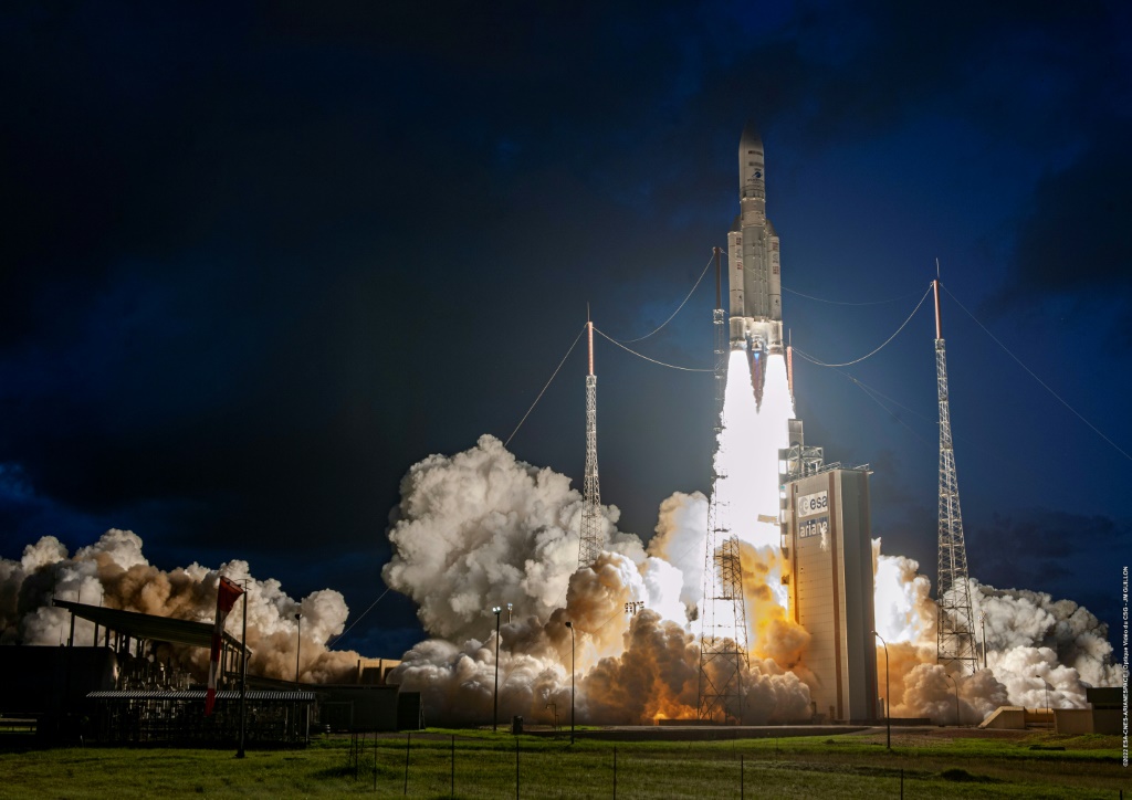 صورة وزعتها وكالة الفضاء الأوروبية في 22 حزيران/يونيو 2022 تظهر إطلاق الصاروخ "أريان 5" من قاعدة كورو الفضائية (أ ف ب)