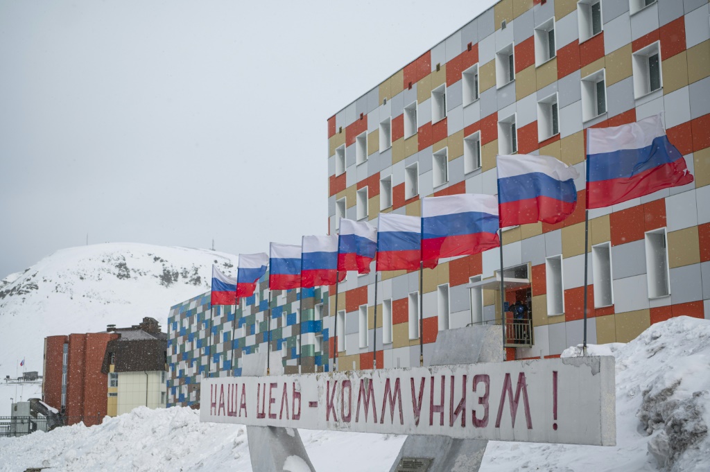لافتة باللغة الروسية تعلن أن "الشيوعية هدفنا!" أمام بنك الأعلام الروسية في Barentsburg ، وهي مستوطنة تعدين روسية في Spitsburgen (أ ف ب)