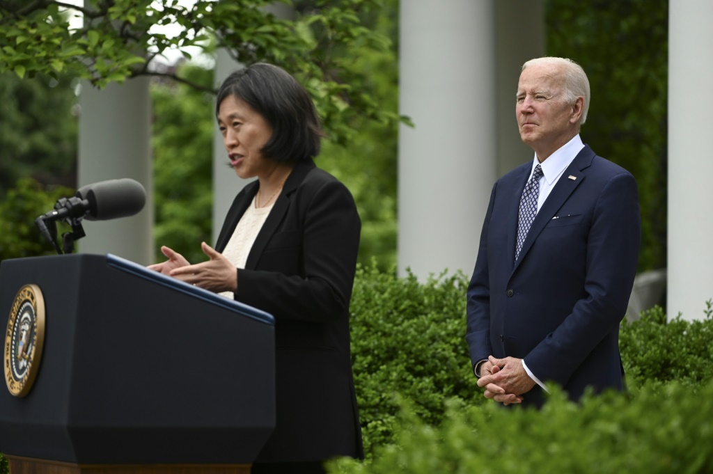 الرئيس الأميركي جو بايدن والممثلة التجارية الأميركية كاثرين تاي في البيت الأبيض بتاريخ 17 أيار/مايو 2022 (ا ف ب)