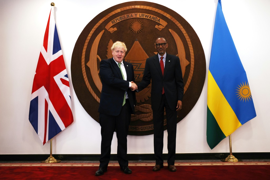 أجرى رئيس الوزراء البريطاني بوريس جونسون والرئيس الرواندي بول كاغامي محادثات بشأن اتفاق المهاجرين المثير للجدل (أ ف ب)