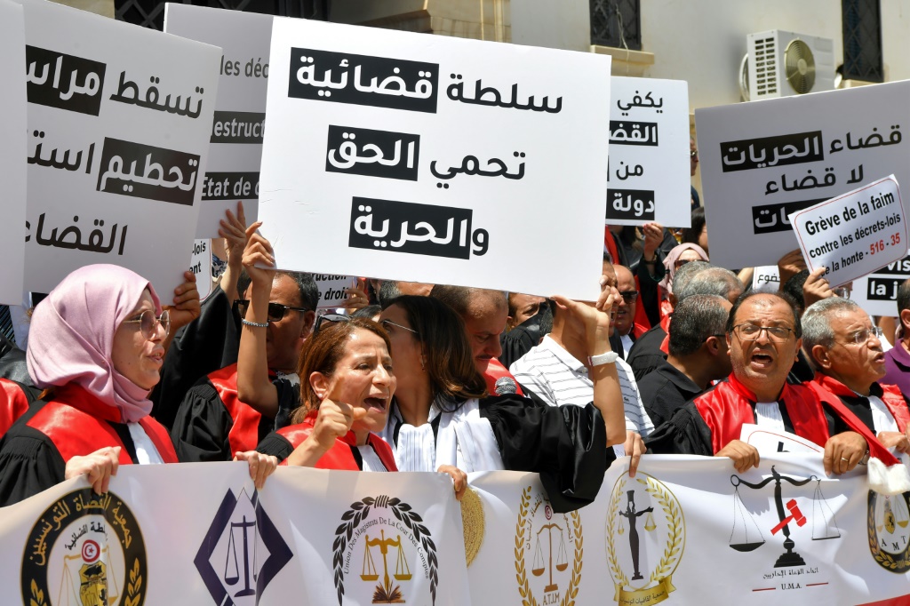 اجتمع قضاة للاحتجاج للمطالبة بإعادة زملائهم إلى مناصبهم التي طردها الرئيس التونسي قيس سعيد (ا ف ب)