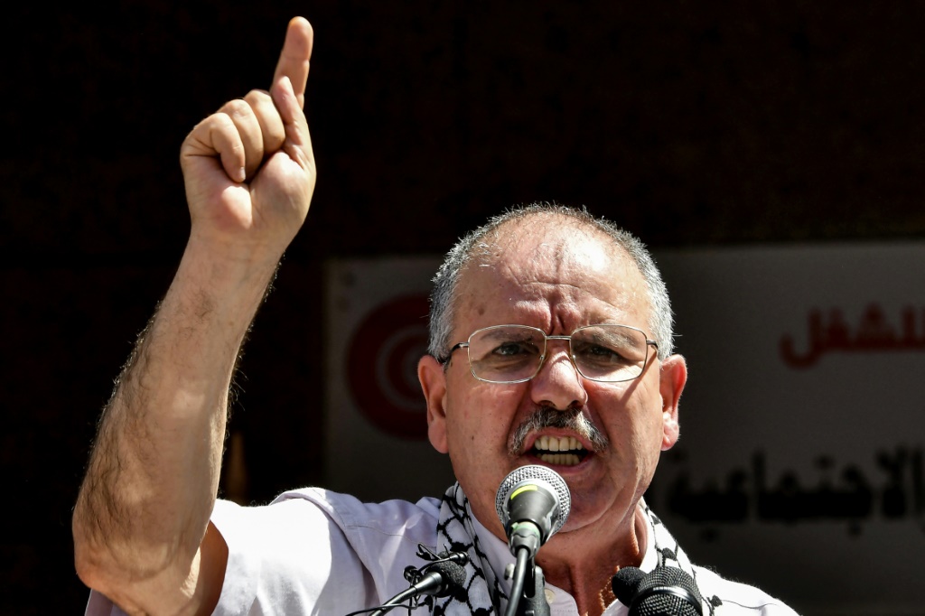 رئيس الاتحاد النقابي العام التونسي للشغل يخاطب مؤيديه في 16 يونيو ، اليوم الأول من إضراب للقطاع العام ضد مقترحات الحكومة للإصلاحات التي يدعمها صندوق النقد الدولي. (أ ف ب)