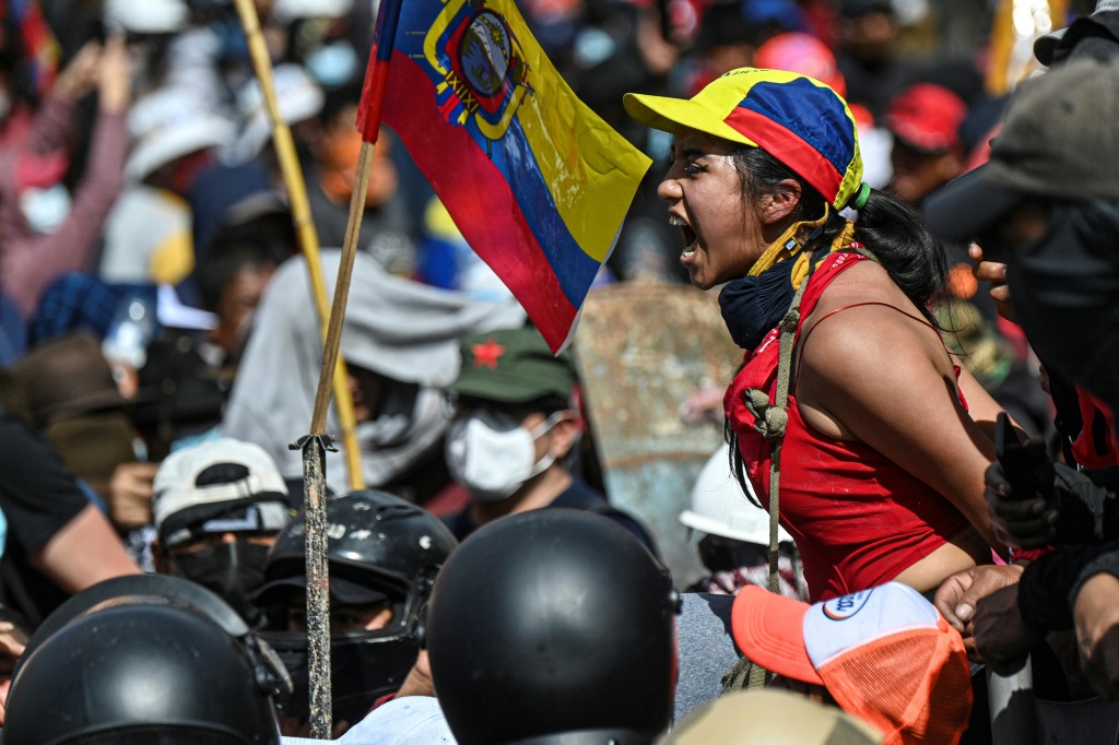محتجة تصيح في وجه القوى الأمنية خلال تظاهرة للسكان الأصليين في كيتو في 23 حزيران/يونيو 2022 (ا ف ب)