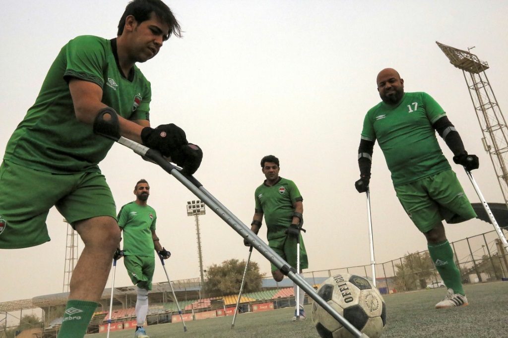 لاعبون من منتخب العراق لمبتوري الأطراف خلال حصة تمرينية في استاد الشعب في بغداد (ا ف ب)