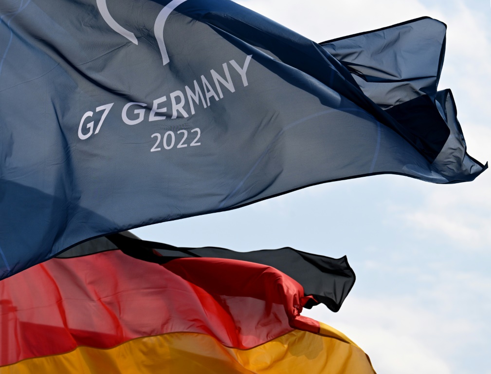 العلم الألماني يرفرف في 20 حزيران/يونيو 2022 قرب علم لقمة مجموعة السبع قبيل أيام من انعقادها في إلماو في ألمانيا (ا ف ب)