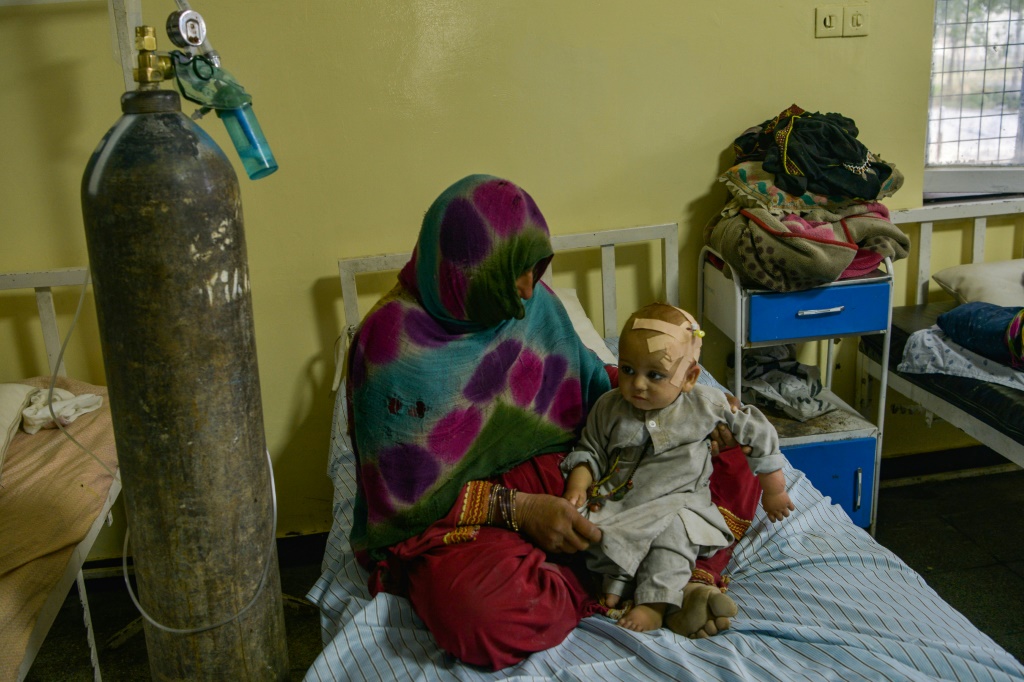 طفل أفغاني يتلقى العلاج في مستشفى في مدينة شاران بعدما أُصيب في زلزال في ولاية بكتيكا في 22 حزيران/يونيو 2022 (أ ف ب)