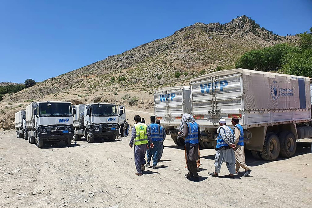 شاحنات تابعة لبرنامج الأغذية العالمي محملة بالمساعدات في منطقة غايان في ولاية بكتيكا في أفغانستان في 24 حزيران/يونيو 2022 (أ ف ب)