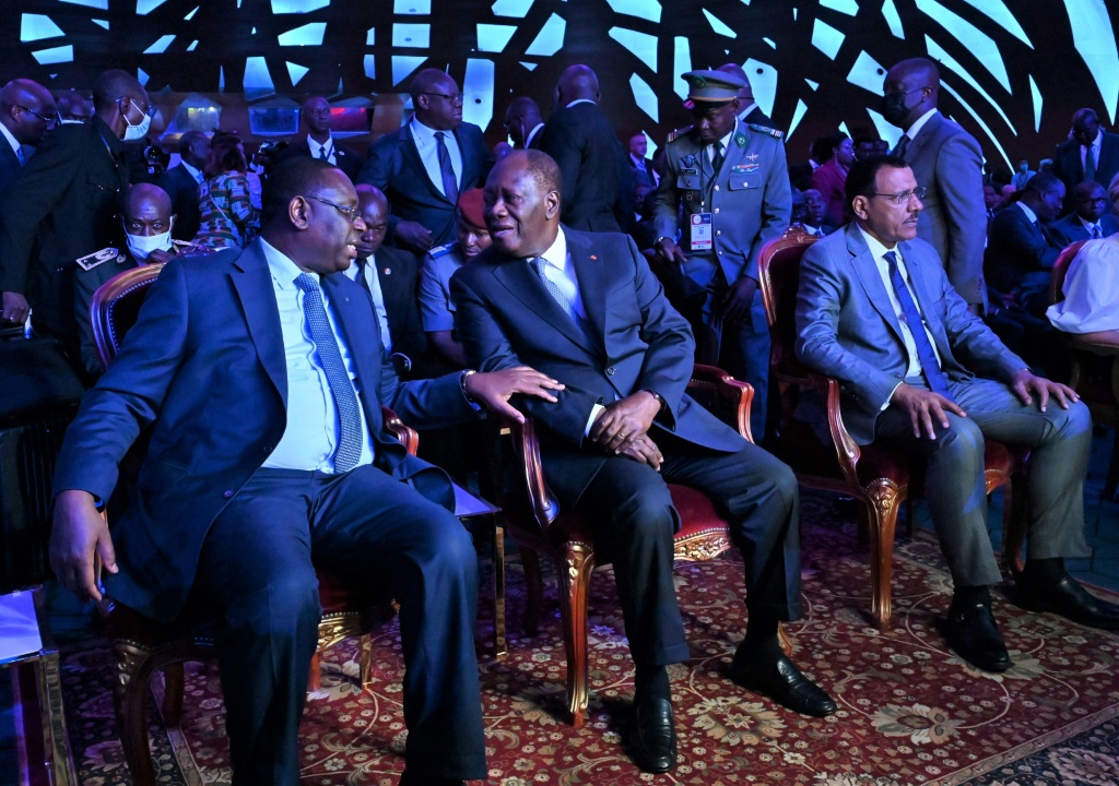 الرئيس السنغالي ماكي سال (يسار) إلى جانب رئيس ساحل العاج الحسن واتارا والرئيس النيجري محمد باوزوم خلال حفل اختتام منتدى الرؤساء التنفيذيين في أبيدجان بتاريخ 14 حزيران/يونيو 2022 (أ ف ب)
