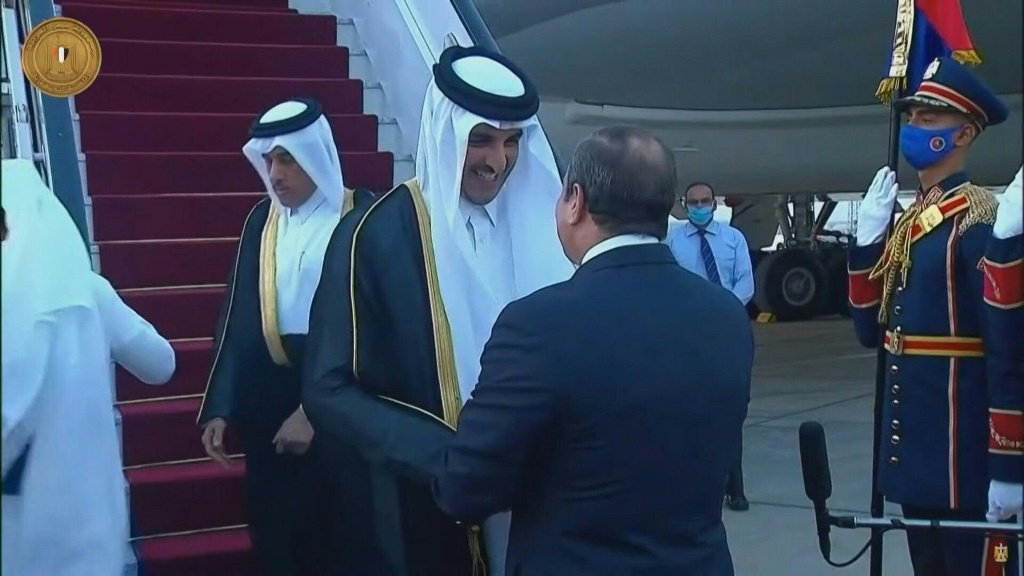 وصل أمير دولة قطر الشيخ تميم بن حمد آل ثاني الى القاهرة مساء الجمعة في أول زيارة يقوم بها لمصر منذ قطع العلاقات الدبلوماسية بين البلدين في حزيران/يونيو 2017 (ا ف ب).