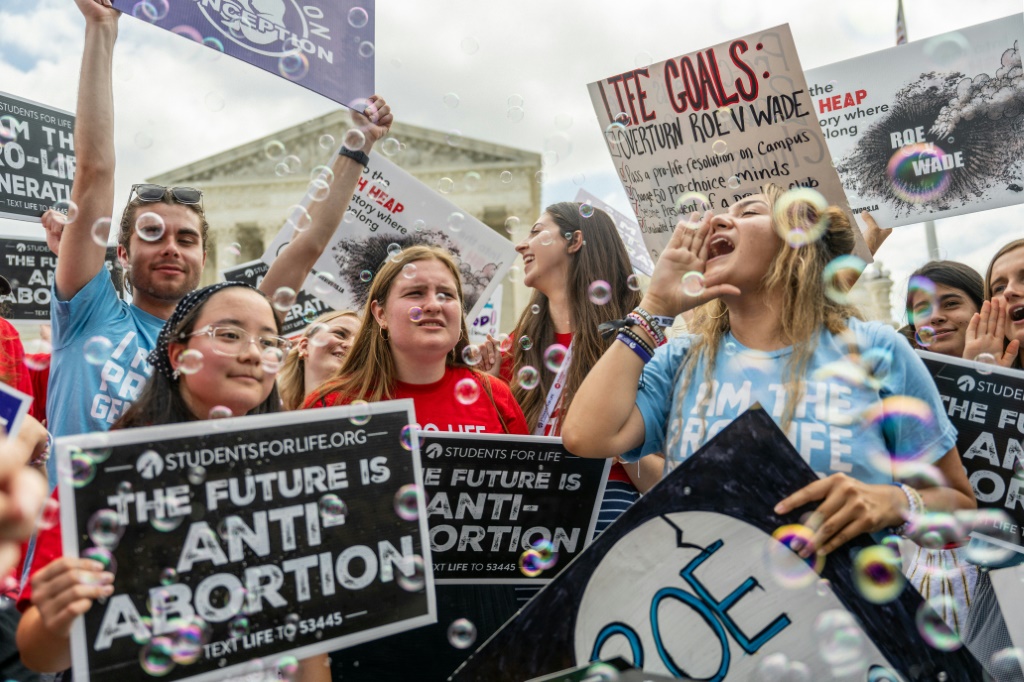 نشطاء مناهضون للإجهاض يحتفلون خارج مبنى المحكمة العليا الأميركية بعد قرارها بإلغاء حق الإجهاض الدستوري (ا ف ب)