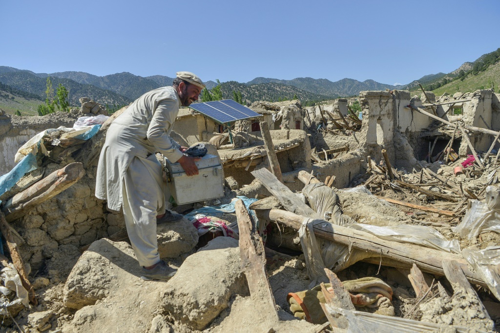 قروي يبحث عن أشياء ثمينة تحت أنقاض منزله في ووتشكاي، على بعد 10 كيلومترات فقط (6 أميال) من مركز الزلزال الأفغاني المميت (ا ف ب)