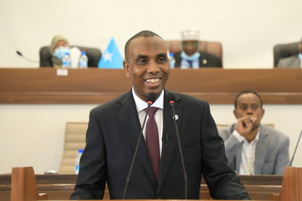  تعهد رئيس الوزراء الصومالي الجديد حمزة عبدي بري بتشكيل حكومة تركز على 'الاستقرار السياسي الشامل" (أ ف ب)