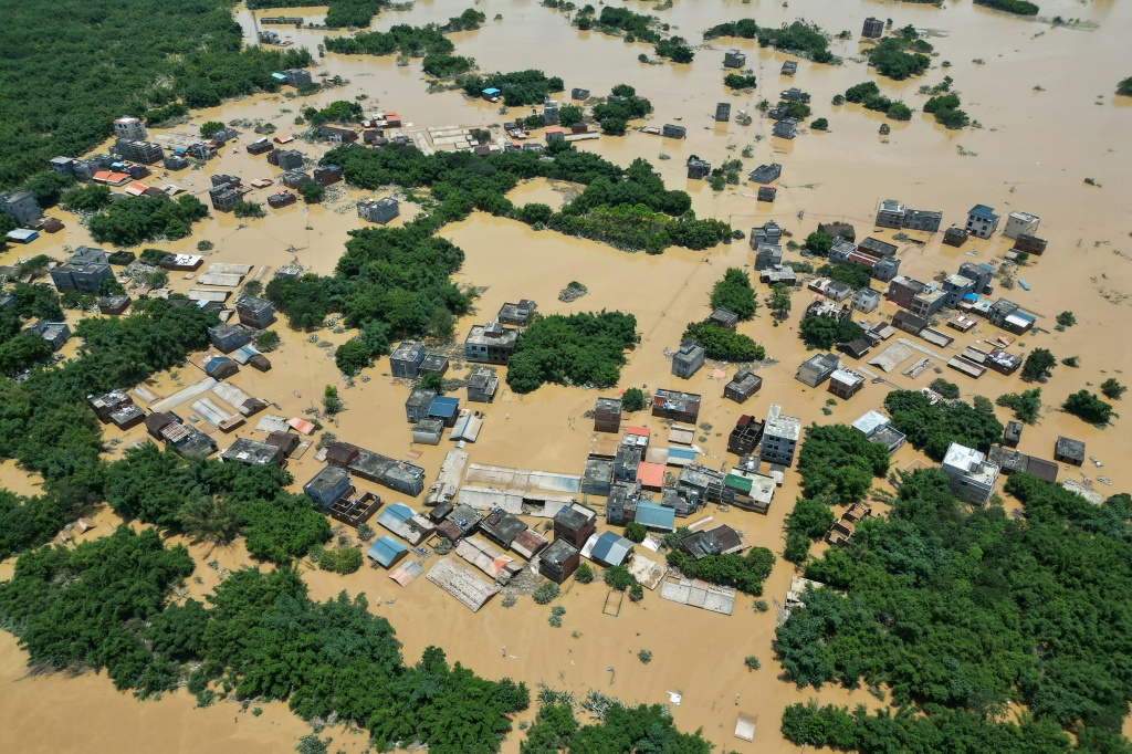 تعرضت أجزاء من جنوب الصين لفيضانات قياسية (أ ف ب)   