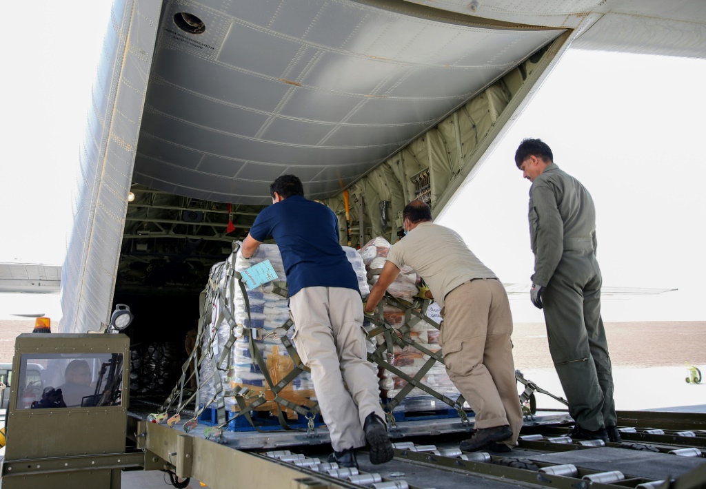 يتم تحميل إمدادات الإغاثة على متن طائرة في قاعدة العديد الجوية في قطر لتسليمها إلى أفغانستان (أ ف ب)