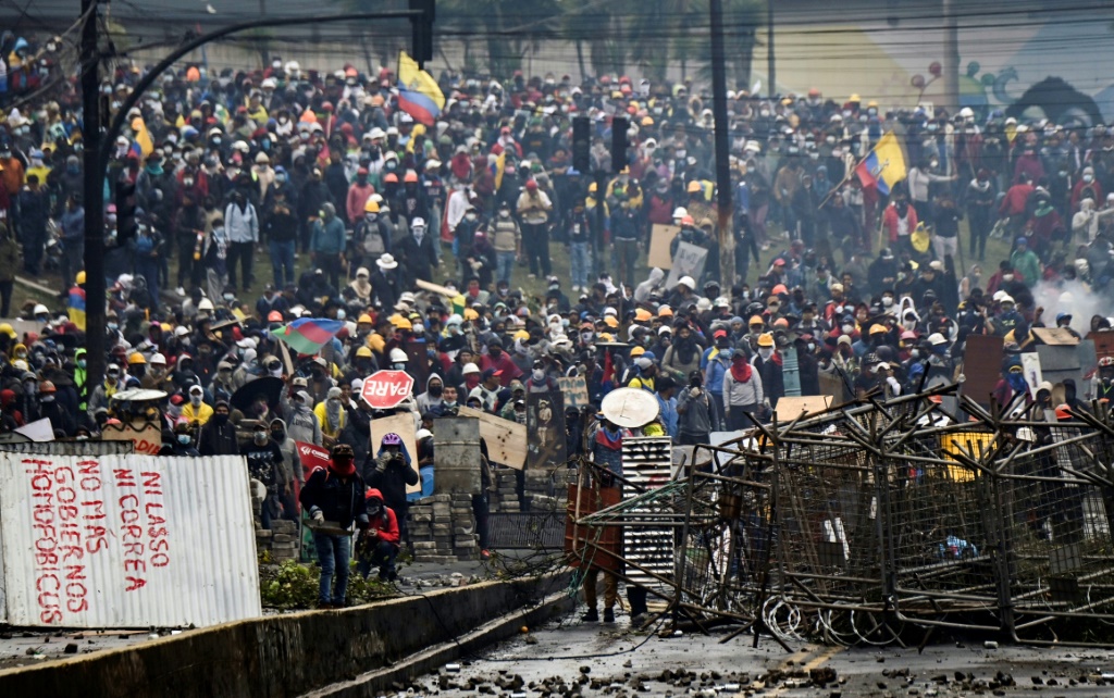 احتجاجات السكان الأصليين في كيتو في الاكوادور في 24 حزيران/يونيو 2022 (ا ف ب)