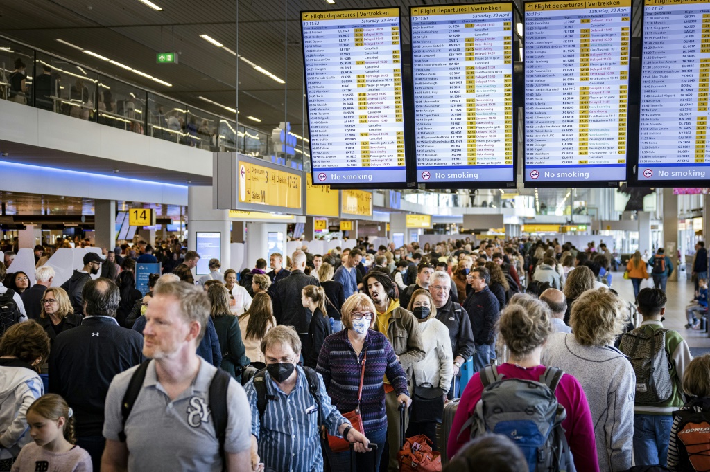 ركاب ينتظرون في قاعة المغادرة في مطار سخيبول بالعاصمة الهولندية أمستردام خلال إضراب لموظفي الاهتمام بالحقائب في 23 نيسان/ابريل 2022 (ا ف ب)