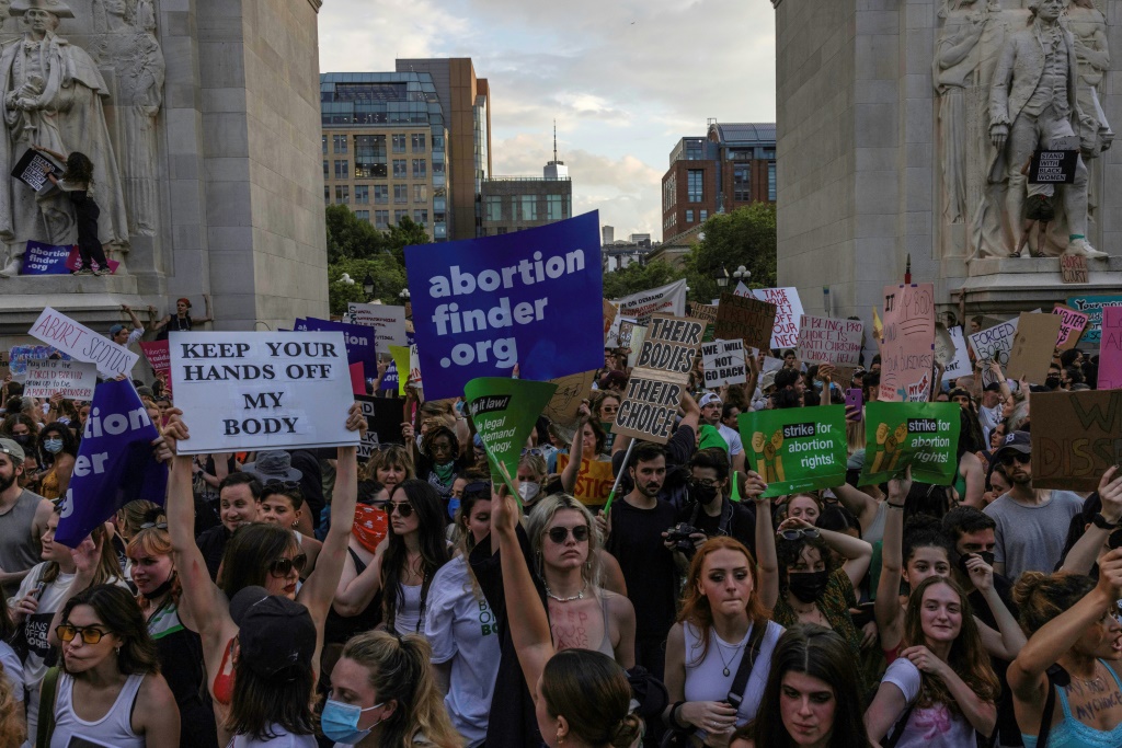 متظاهرون ومتظاهرات على إلغاء المحكمة العليا حق الإجهاض انطلقن من واشنطن سكوير في 24 حزيران/يونيو (ا ف ب)
