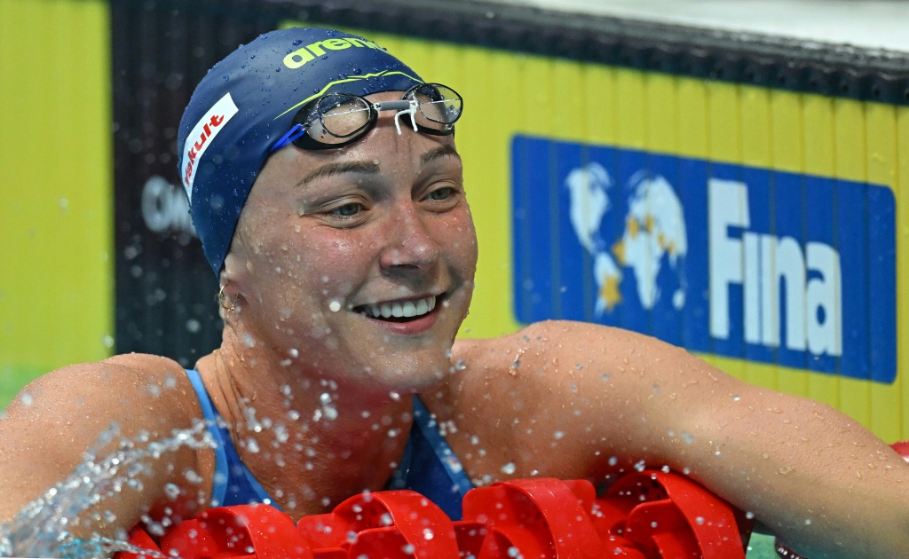 السويدية ساره سيوستروم تحتفل بعد فوزها بذهبية 50 م فراشة في بطولة العالم للسباحة. بودابست في 24 حزيران/يونيو 2022 (ا ف ب)
