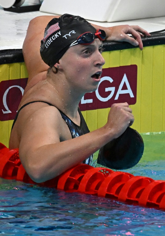 الاميركية كايتي ليديكي بعد احرازها ذهبية سباق 800 م حرة في بطولة العالم للسباحة. بودابست في 24 حزيران/يونيو 2022 (ا ف ب)