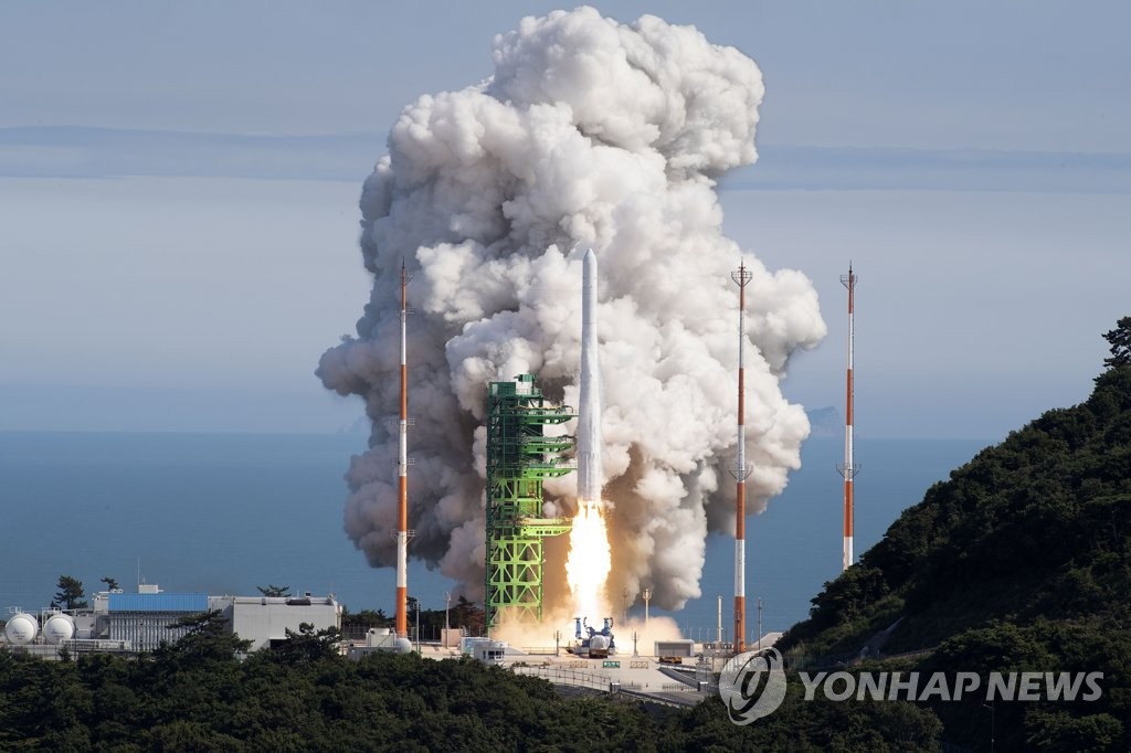 وأطلقت كوريا الجنوبية يوم الثلاثاء بنجاح صاروخها الفضائي المحلي الصنع 