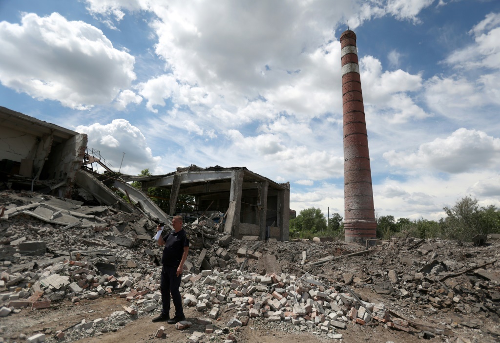 مصنع مدمر في كونستياتينيفكا في منطقة دونيتسك بشرق أوكرانيا في 24 حزيران/يونيو 2022 (اف ب)