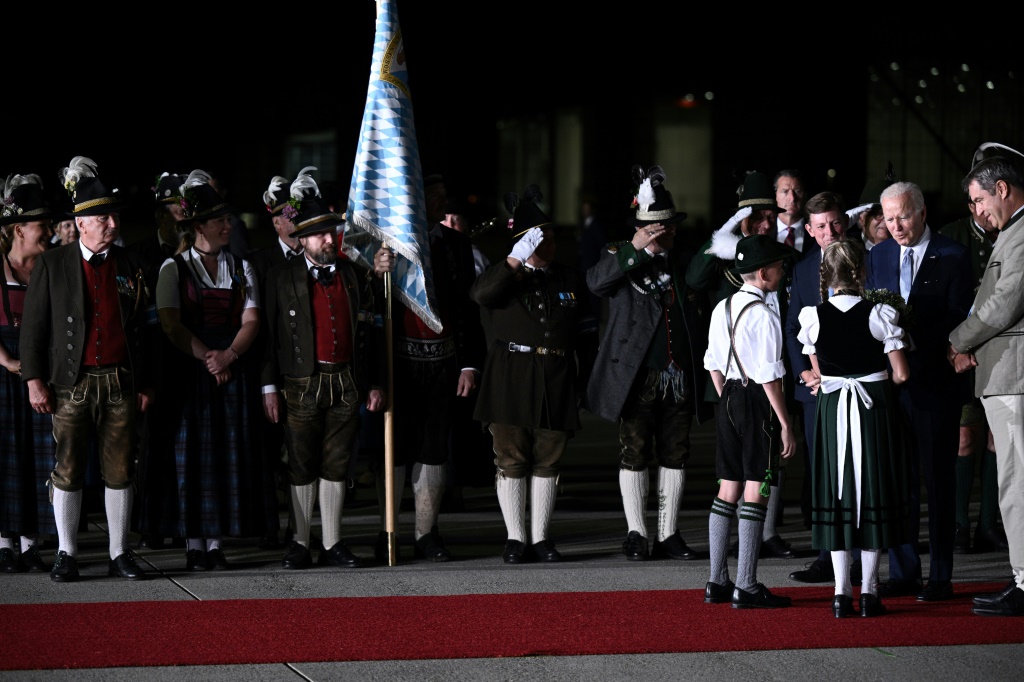 الرئيس الاميركي جو بايدن عند وصوله إلى مقاطعة بافاريا الألمانية في 25 حزيران/يونيو 2022 (اف ب)   