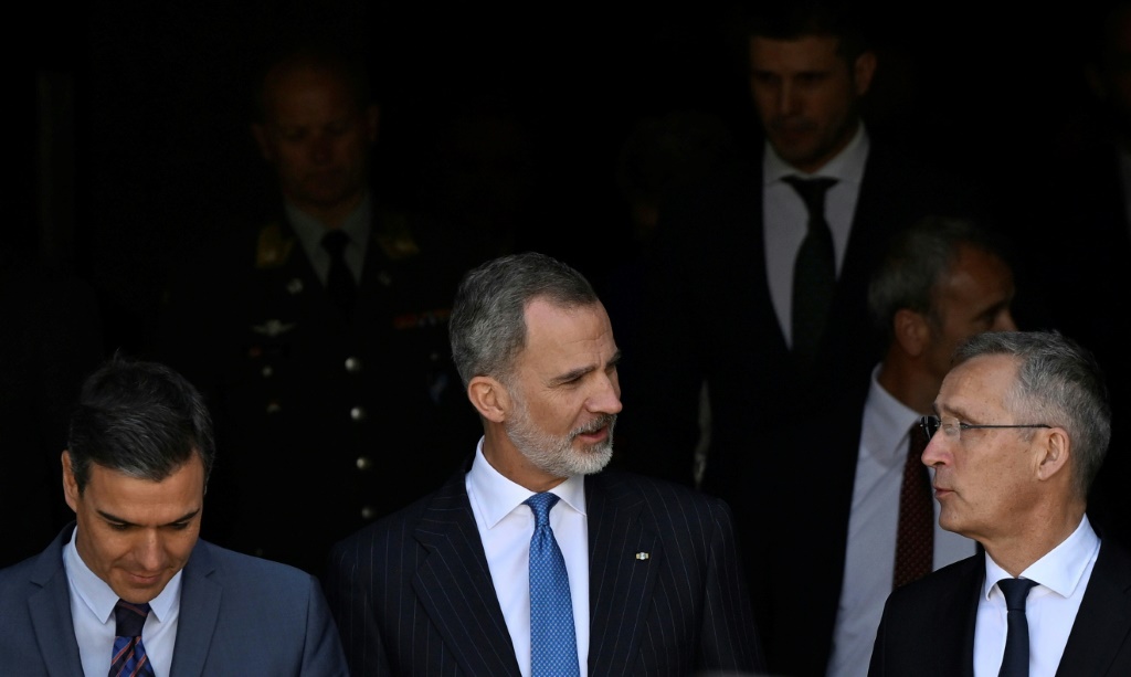 رئيس الوزراء الإسباني بيدرو سانشيز (يسار) وملك إسبانيا فيليبي السادس والأمين العام لحلف شمال الأطلسي ينس ستولتنبرغ (يمين) في مدريد في 30 أيار/مايو 2022 (ا ف ب)