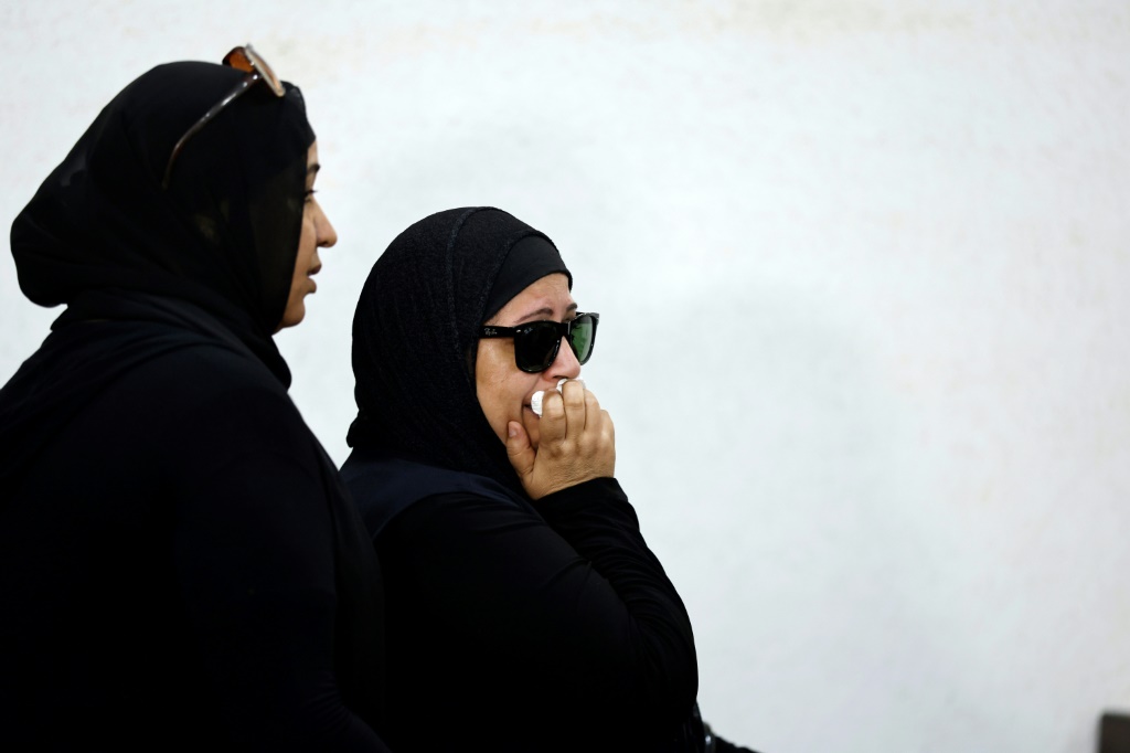 والدة الطالبة المجني عليها نيرة اشرف خلال الجلسة الاولى لمحاكمة المتهم بقتلها في مدينة المنصورة شمال القاهرة في 26 حزيران/يونيو 2022 (ا ف ب)