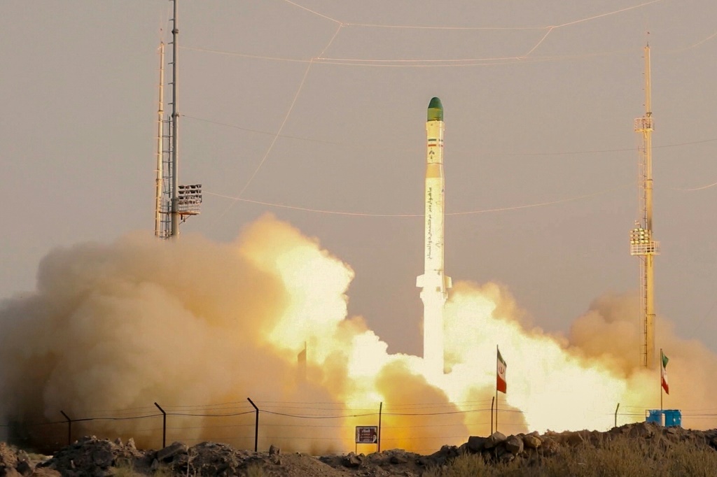 صورة نشرتها وزارة الدفاع الإيرانية في 26 حزيران/يونيو 2022 تظهر صاروخًا إيرانيًا حاملًا للأقمار الصناعية سمي "ذو الجناح" أثناء إطلاقه من مكان غير معلن في إيران (ا ف ب)