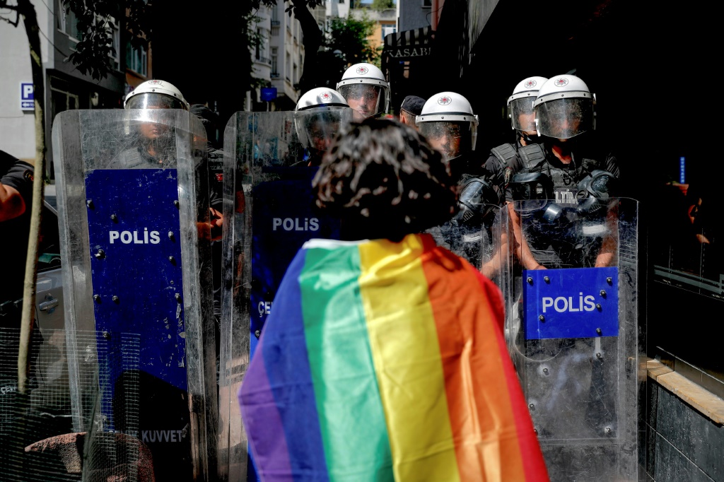    مشاركة في مسيرة الفخر في اسطنبول في وجه الشرطة (اف ب)