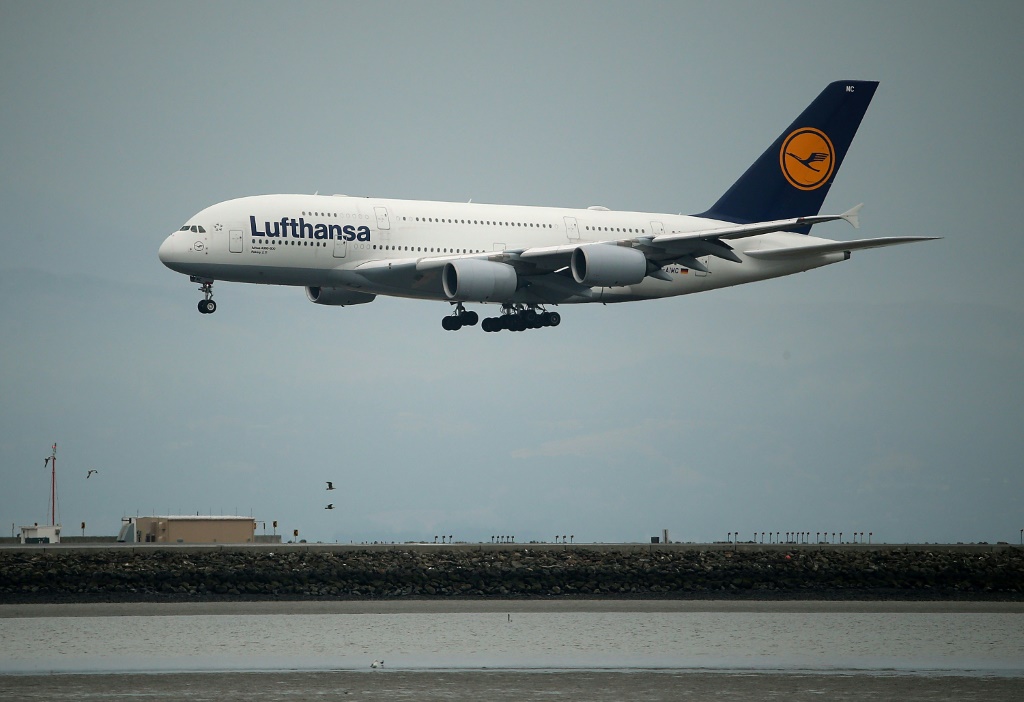 طائرة تتبع شركة لوفتهانزا في مطار سان فرانسيسكو بتاريخ 10 حزيران/يونيو 2015 (ا ف ب)