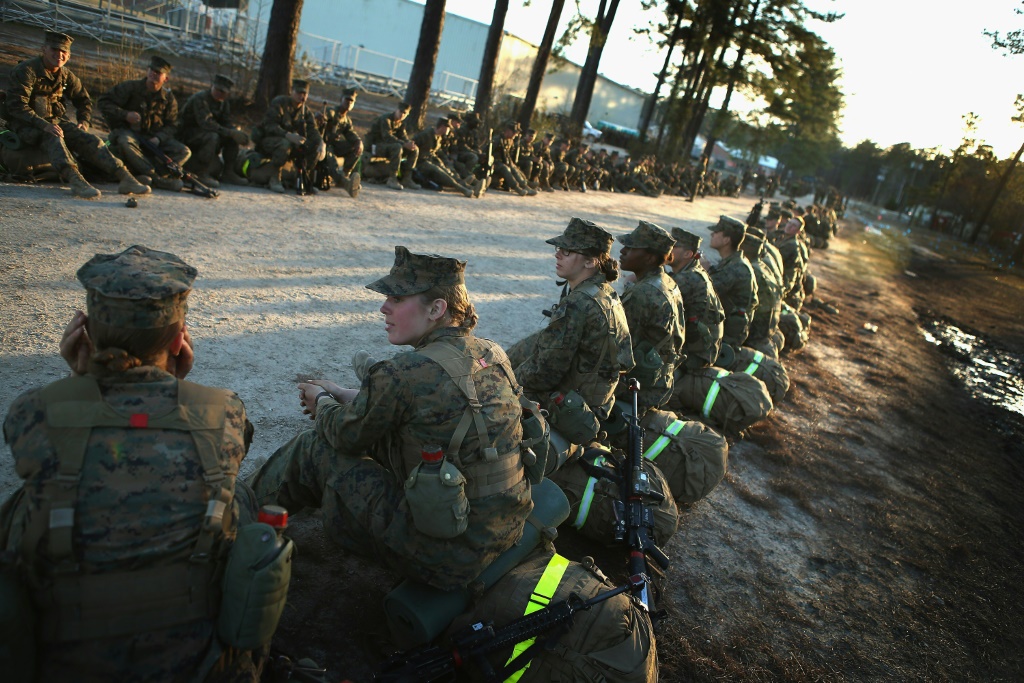 مشاة البحرية من الذكور والإناث في قاعدة عسكرية في ولاية كارولينا الشمالية في فبراير 2013 (ا ف ب)