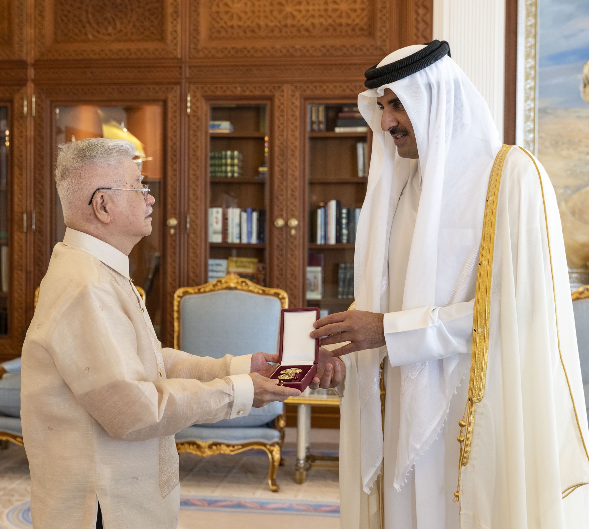 سمو الأمير يمنح السفير الفلبيني وسام الوجبة (ا ف ب)
