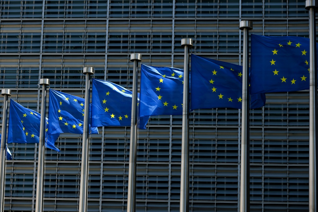 أعلام الاتحاد الاوروبي في بروكسل بتاريخ 16 حزيران/يونيو 2022 (ا ف ب)