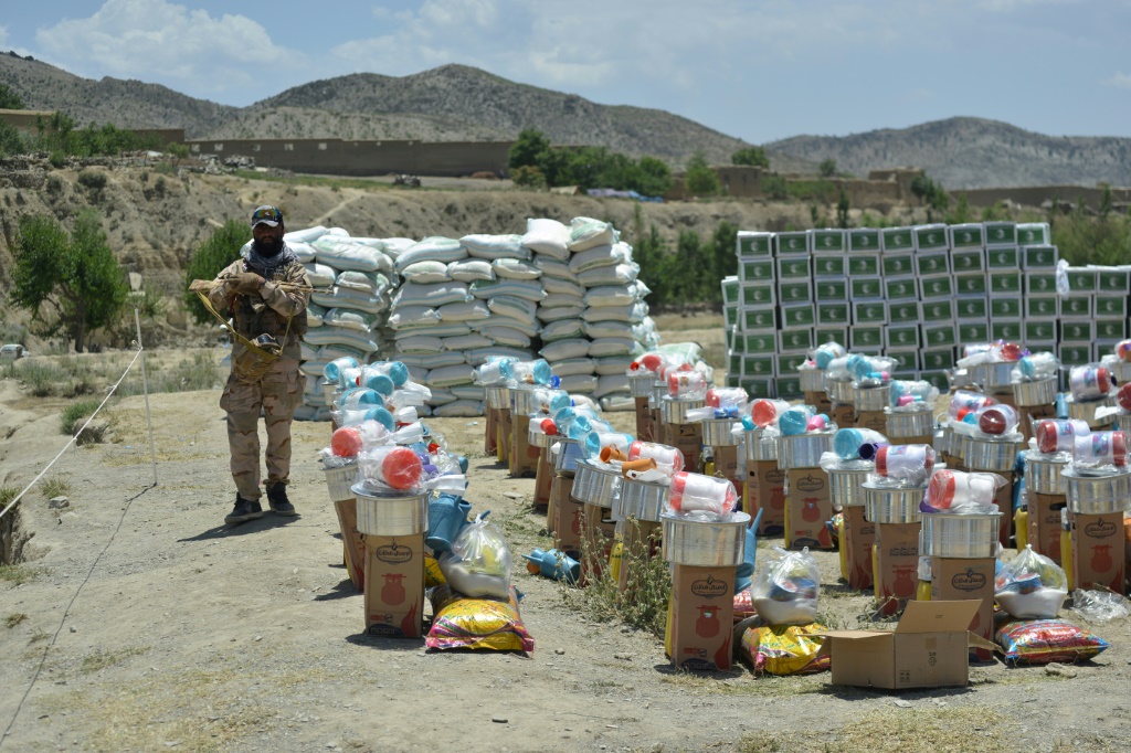 تنتظر إمدادات الإغاثة التوزيع في منطقة جيان التي تضررت بشدة من جراء الزلزال القاتل في أفغانستان الأسبوع الماضي (ا ف ب)   