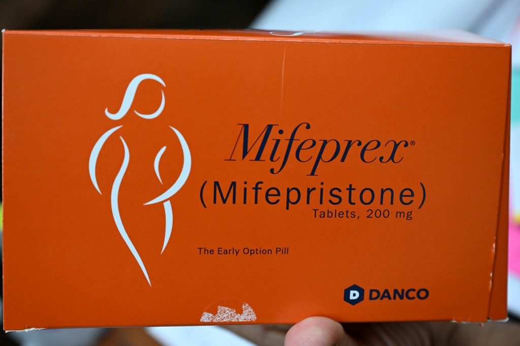  علبة لدواء الميفيبريستون المُستخدم في عملية الإجهاض في إحدى مراكز ولاية نيومكسيكو الصحية في 15 حزيران/يونيو 2022 (ا ف ب)