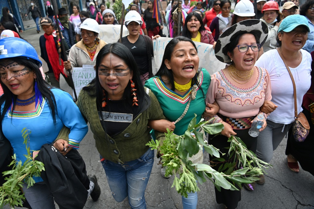 نساء يتظاهرن احتجاجا على قمع الشرطة على هامش تحركات للسكان الأصليين ضد السياسة الحكومية في الأكوادور في 25 حزيران/يونيو 2022 في كيتو (ا ف ب)