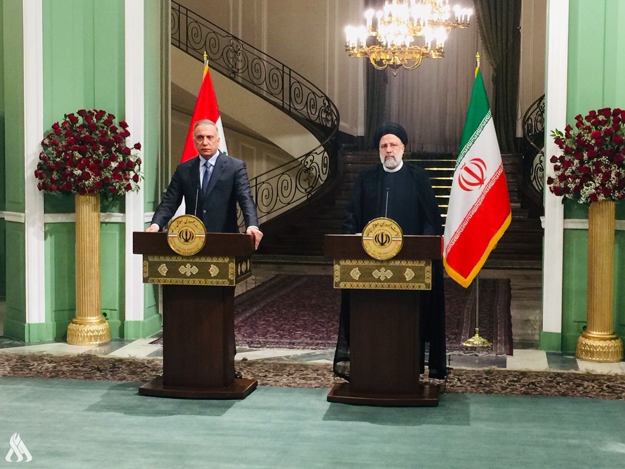 الرئيس الايراني ابراهيم رئيسي ورئيس الوزراء العراقي مصطفى الكاظمي (واع)