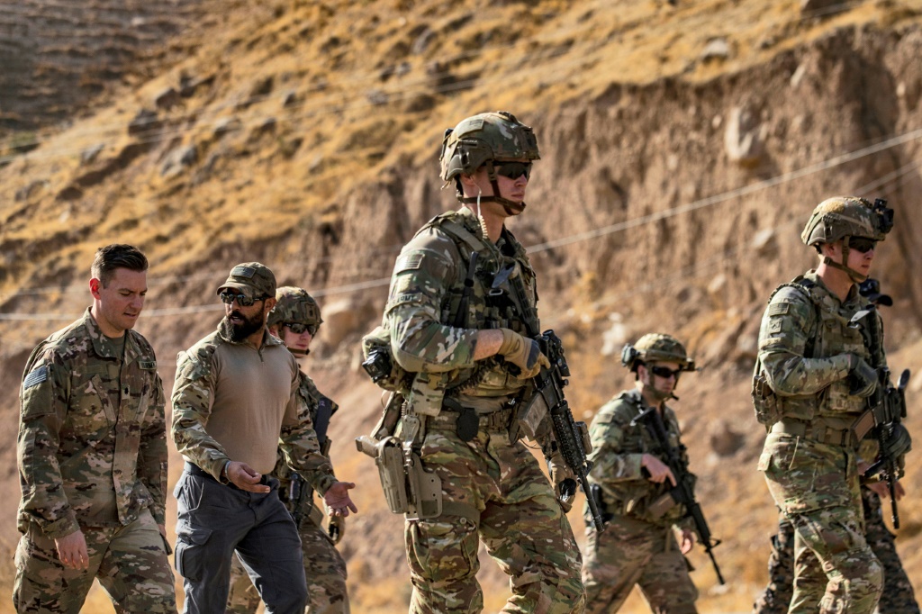 دورية أميركية قرب معبر سيمالكا الحدودي بين سوريا وكردستان العراق في الأول من تشرن الثاني/نوفمبر 2021 (ا ف ب)